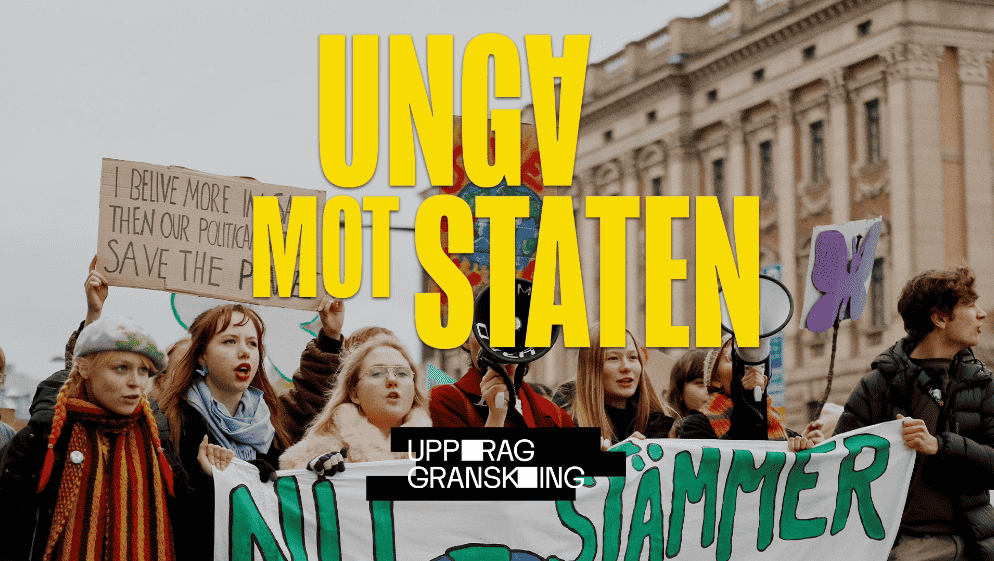 Thumbnail till Uppdrag gransknings dokumentär om Aurora, "Unga mot staten". Titeln står över en bild från demonstrationen Aurora höll när vi stämde staten.